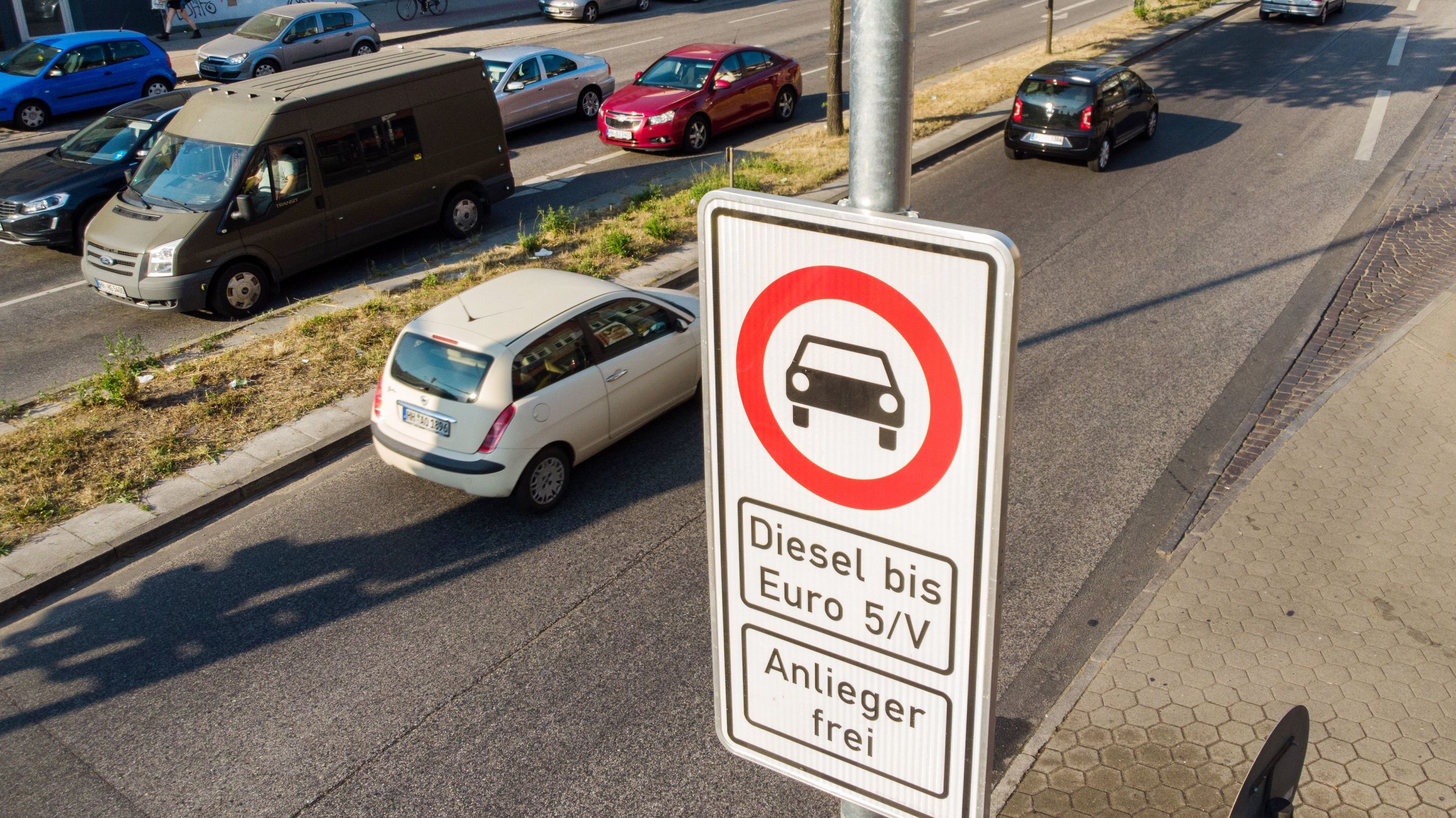 In Paris, banned from driving on diesel cars, and all public transport became free In Paris, banned from driving on diesel cars, and all public transport became free